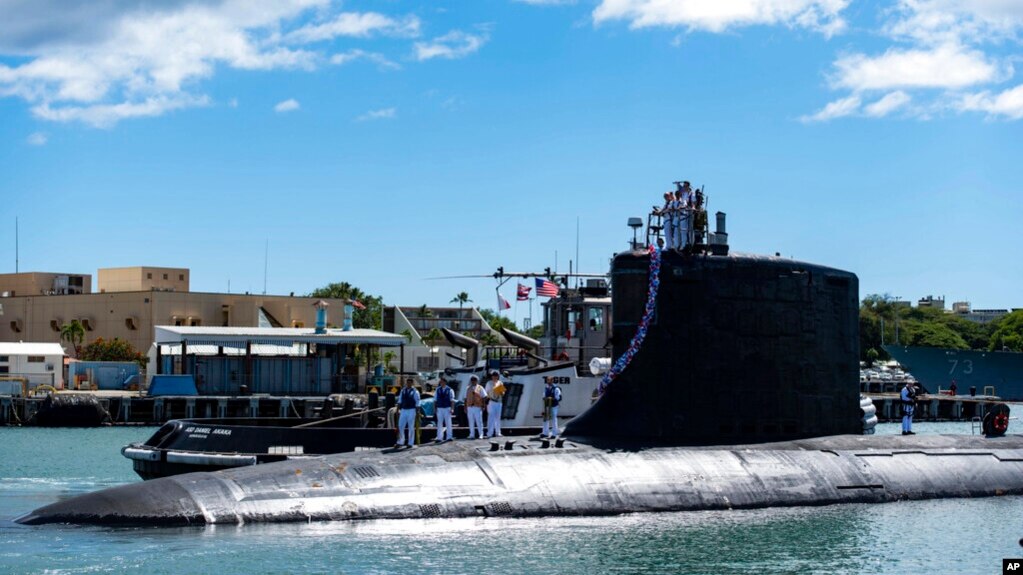 资料照片：美国海军提供的照片显示弗吉尼亚级“伊利诺伊”号核动力快速攻击潜艇返回母港珍珠港-希卡姆联合基地。(2021年9月13日)(photo:VOA)