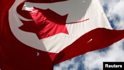 캐나다 의회 건물 위로 캐나다 국기가 날리고 있다. (자료사지냬