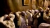 来自尼日利亚的基督徒朝圣者圣诞前夜在伯利恒圣诞教堂内的圣诞洞里祷告。传统上认为耶稣诞生在这里。（2014年12月24日）