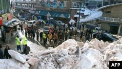رواں ماہ کے آغاز میں مری میں ہونے والی شدید طوفانی برف باری کے بعد برف میں پھنسی گاڑیوں میں سوار 22 افراد ہلاک ہوگئے تھے۔ (فائل فوٹو)