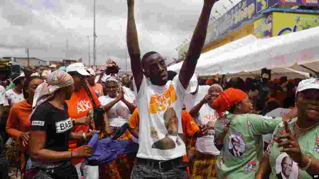 Des partisans du président sortant ivoirien Alassane Ouattara jubilent après la publication des résultats provisoires de l'élection présidentielle, à Abidjan, Côte d'Ivoire, 28 octobre 2015. 