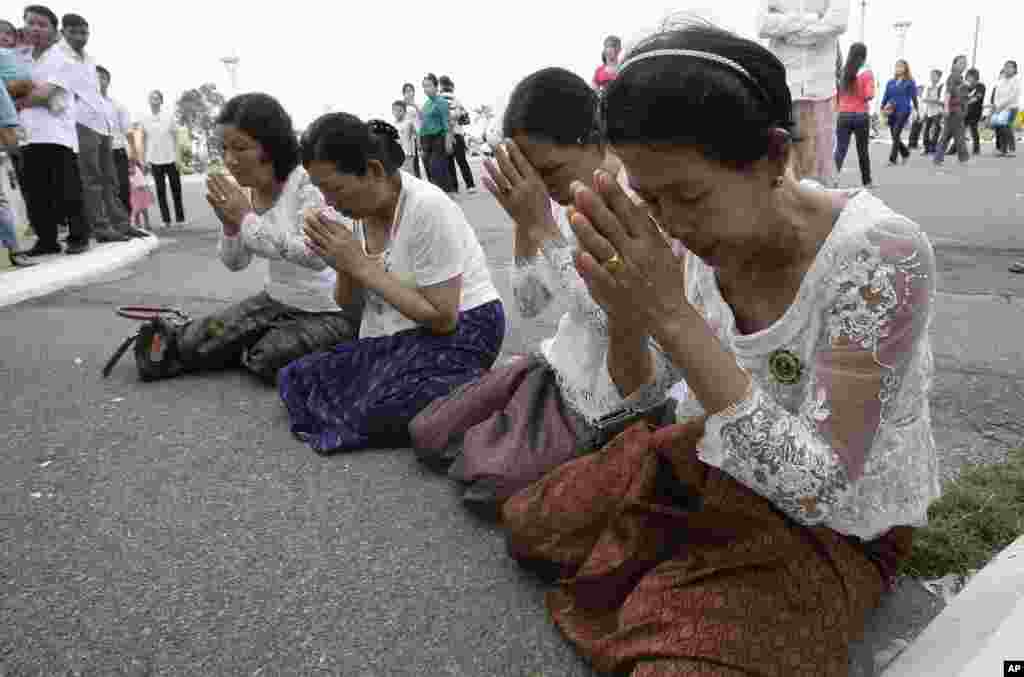 D&acirc;n ch&uacute;ng Campuchia cầu nguyện trước ho&agrave;ng cung ở Phnom Penh khi được tin cựu quốc vương qua đời. 15/10/2012