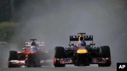 Pembalab Jerman Sebastian Vettel (kanan) melaju di depan Pembalap Spanyol Fernando Alonso dalam babak kualifikasi Formula One Grand Prix di Sepang, Malaysia (foto:dok).