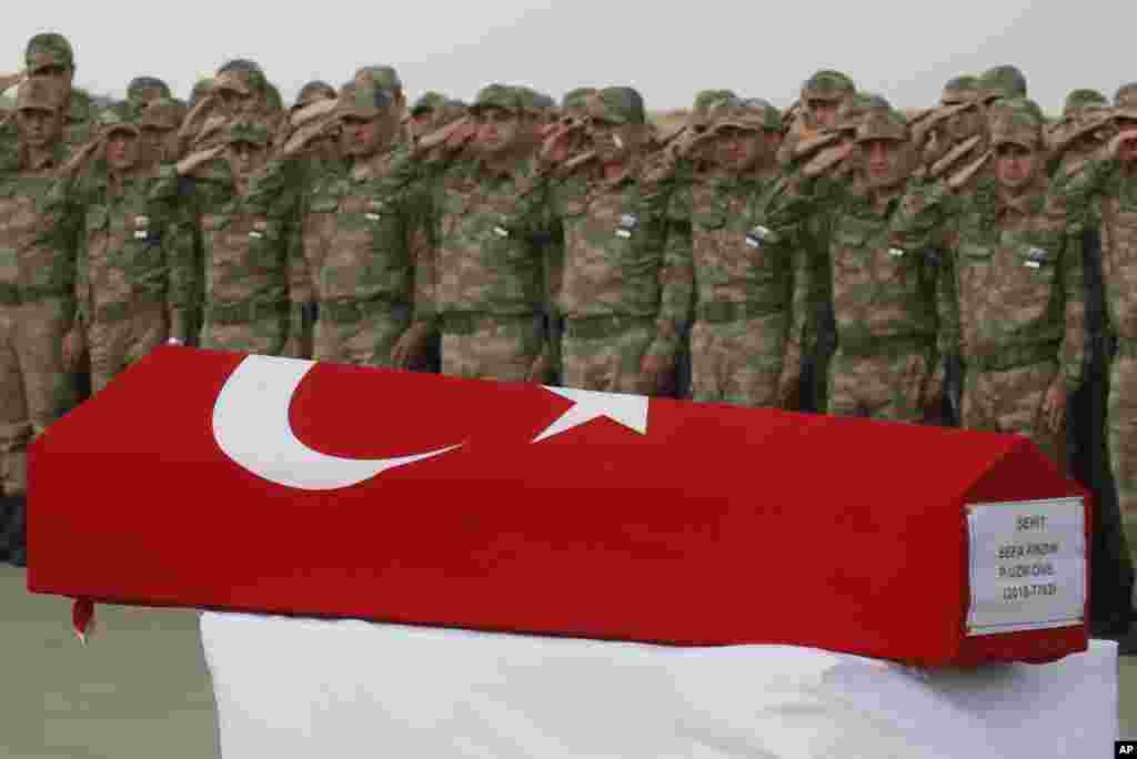 با برقراری آتش&zwnj;بس، ترکیه مراسم تشییع سربازان کشته شده را در مرز جنوب شرقی این کشور با سوریه برگزار کرد.&nbsp;