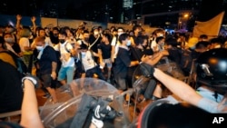 10일 홍콩 입법부 밖에서 '범죄인인도조례' 에 반대하는 시위대가 경찰들과 충돌하고 있다. 
