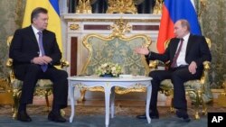 Presiden Rusia Vladimir Putin (kanan) dan Presiden Ukraina Viktor Yanukovych di Moskow, Selasa (17/12).