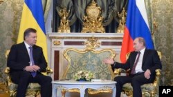 Ukrayna Cumhurbaşkanı Yanukoviç ve Rusya Devlet Başkanı Putin Moskova'da görüşürken