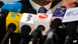 Des micros tendus par les médias lors d'une conférence de presse du ministre afghan des finances Hazrat Omar Zakhilwal à Kaboul, le 7 août 2012.