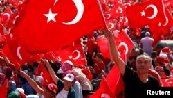مظاهره کنندگان خواهان آزادی و عدالت شده و حکومت ترکیه را استبدادی خوانده اند
