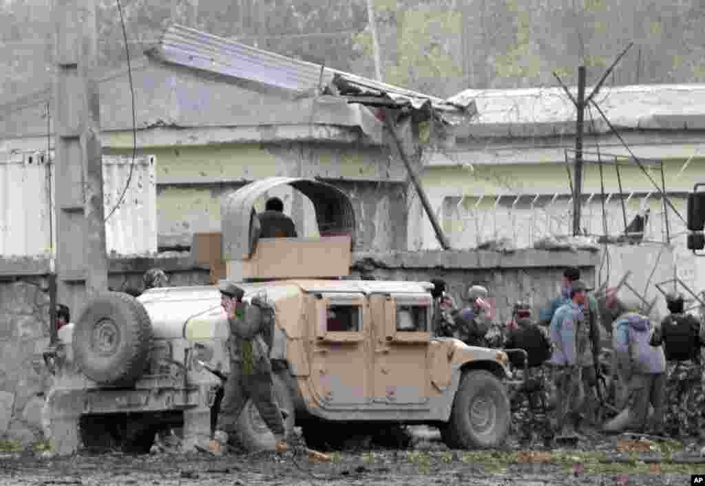 Afghan army and police surround the area after a multi-pronged attack on a police station in Jalalabad,&nbsp; Afghanistan, March 20, 2014. 