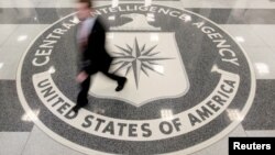 Seorang pria melewati lobi kantor pusat CIA di Langley, Virginia (foto: ilustrasi). 