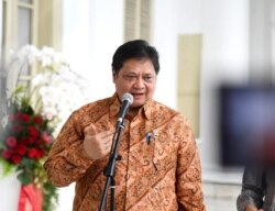 Menko Perekonomian Airlangga Hartanto mengatakan Pemerintah menghentikan produk Impor dari China, di Istana Kepresidenan Bogor, Selasa (4/2). (biro Setpres)