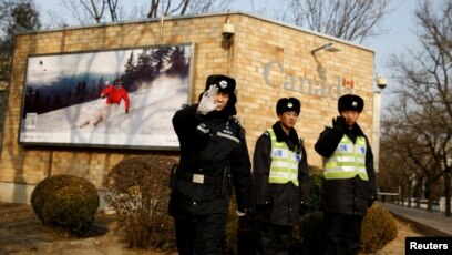Các nhân viên an ninh gác trước Ðại sứ quán Canada ở Bắc Kinh, ngày 20/12/2018.