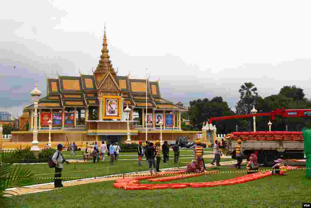 Construction workers in front of the Royal Palace in Phnom Penh prepare the display for the king&#39;s 10th anniversary celebration, October 25, 2014. (Nov Povleakhena/VOA Khmer) 