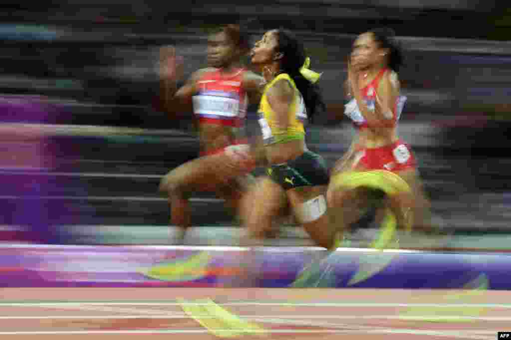 Pelari Jamaica Shelly-Ann Fraser-Pryce (tengah) memenangkan nomor lari 100 meter puteri (4/8).