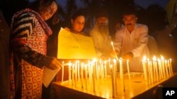 Pakistani civil society activists light candles Peshawar, Pakistan to pay tribute to the victims of a bombing in Quetta, Aug. 8, 2016. 