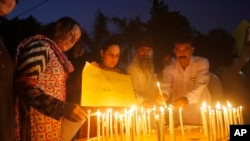 Des membres de la société civile pakistanaise allument des bougies à Peshawar, au Pakistan, pour rendre hommage aux victimes de l'attentat à Quetta, le 8 août 2016.