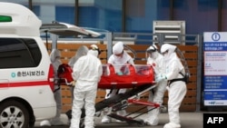 Puluhan pasien lansia virus corona Korea Selatan dipindahkan dari panti-panti wreda ke rumah-rumah sakit pada pekan ini. (Foto: AFP) 