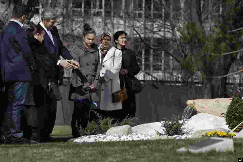 John Kerry ge&ccedil;en ay Ankara&#39;daki Amerikan b&uuml;y&uuml;kel&ccedil;iliğine d&uuml;zenlenen bombalı saldırıda &ouml;len koruma g&ouml;revlisi Mustafa Akarsu i&ccedil;in d&uuml;zenlenen anma t&ouml;reninde (1 Mart 2013)