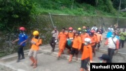 Proses evakuasi dua jenazah korban tanah longsor di Bantul, DI Yogyakarta, Rabu sore, 20 Maret 2019. (Foto: VOA/Nurhadi)