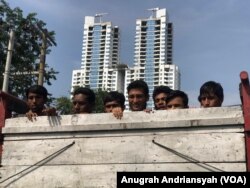 Ratusan WNA Bangladesh yang diamankan di Rumah Detensi Imigrasi (Rudenim) Belawan, Rabu (6/2). (foto: VOA/Anugrah Andriansyah)