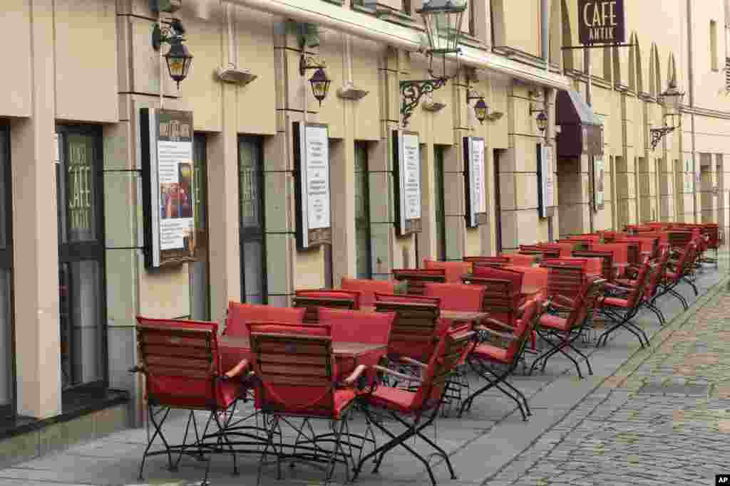 خیلی از رستوران&zwnj;ها از جمله این رستوران در شرق آلمان به شرط قراردادن میز و صندلی در بیرون و با فاصله، اجازه فعالیت و خدمات به مشتریان را یافته&zwnj;اند.