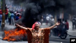 Una manifestante grita consignas contra el gobierno en Puerto Príncipe, Haití, el domingo 9 de junio de 2019.