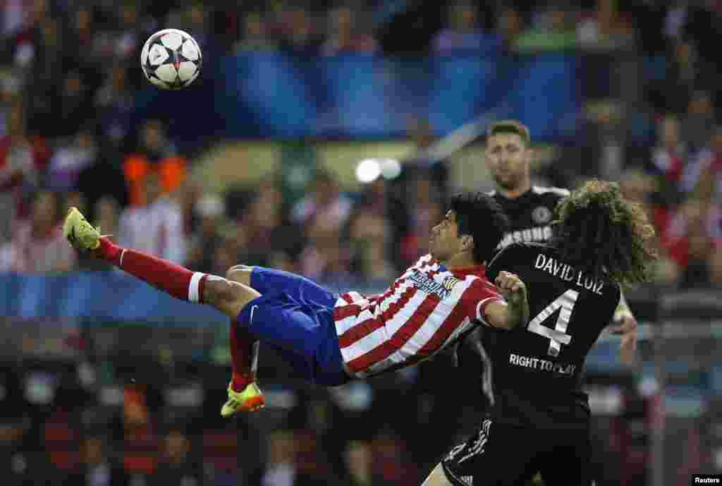 Pemain Atletico Madrid, Diego Costa menendang bola pada semifinal leg pertama Liga Champions melawan Chelsea di Madrid, Spanyol yang berakhir tanpa gol 0-0.&nbsp;