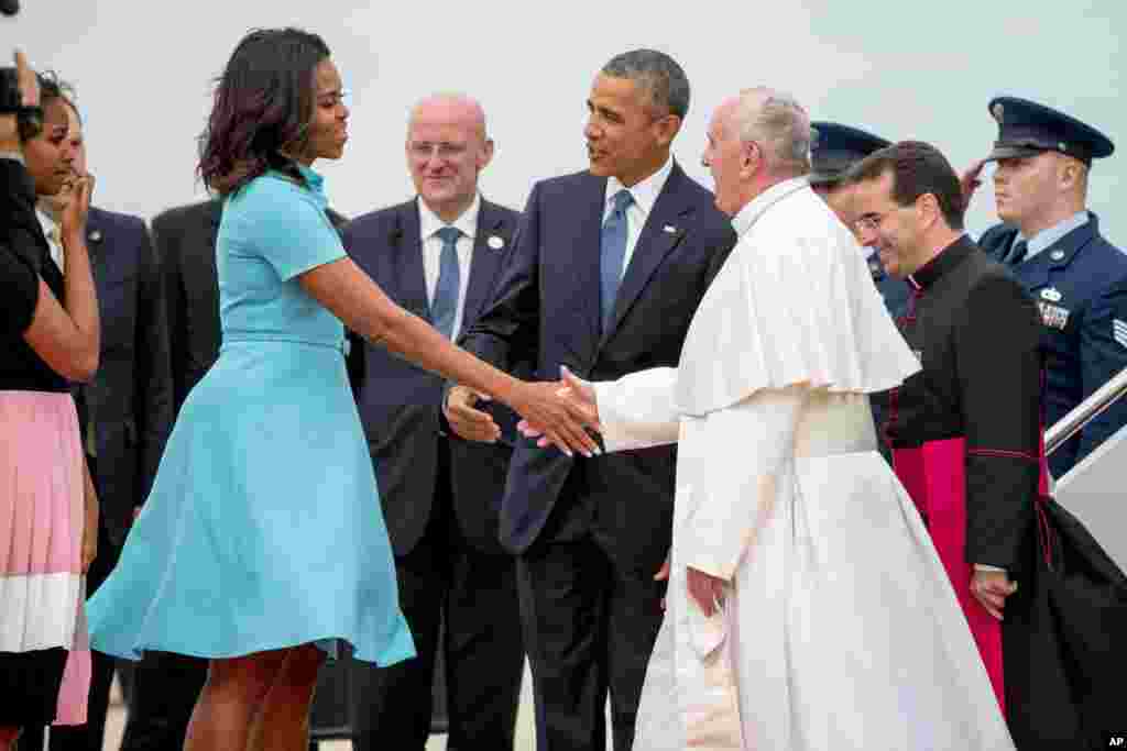 Gia đình Tổng thống Obama chào đón Đức Giáo Hoàng đến thăm Hoa Kỳ tại Căn cứ Không quân Andrews.