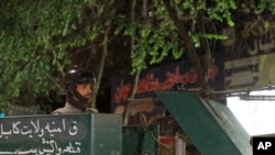 阿富汗警方守衛著被襲擊的賓館