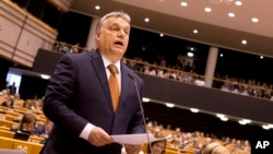 Прем’єр-міністр Віктор Орбан у квітні 2017 р. виступає на сесії Європейського парламенту, де неодноразово лунала гостра критика політики Будапешта