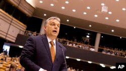 Mađarski premijer Viktor Orban govori na plenarnoj sednici Evropskog parlamenta u Briselu. 