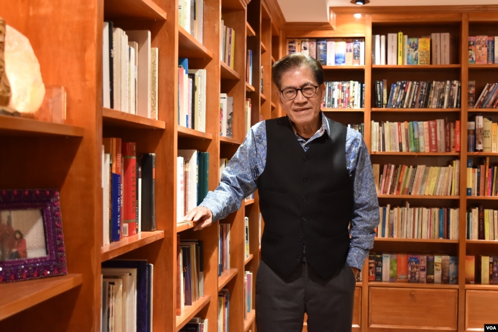 Nguyễn Ngọc Ngạn trong thư viện tại nhà riêng ở Toronto, Canada, ngày 9 tháng 11, 2021. Ông nói ông đã đọc hết tất cả những cuốn sách trên kệ và nhớ hết những gì ông đã đọc.