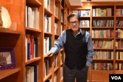 Nguyễn Ngọc Ngạn trong thư viện tại nhà riêng ở Toronto, Canada, ngày 9 tháng 11, 2021. Ông nói ông đã đọc hết tất cả những cuốn sách trên kệ và nhớ hết những gì ông đã đọc.