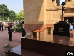 US Defense Secretary Jim Mattis observes a moment of silence after laying a wreath at the India Gate, an Indian war memorial, in New Delhi, India - Sept. 26, 2017 (Photo: W. Gallo / VOA)