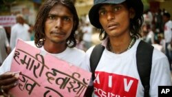 People affected with HIV participate in a protest rally to oppose a free trade agreement between India and European Union in New Delhi, India, April 10, 2013.