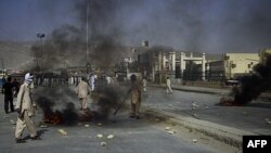 Gnevni šiiti u Kveti, u Pakistanu pale automobilske gume u znak protesta zbog današnjeg nasilja u kome je ubijeno 11 ljudi