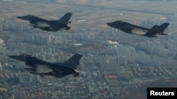 지난해 12월 주한미군 군산기지에 배치된 F-16 전투기들와 유타주 힐 공군기지에서 전개한 F-35A 전투기가 군산 상공을 함께 비행하고 있다. (자료사진)