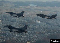 지난해 12월 주한미군 군산기지에 배치된 F-16 전투기들(왼쪽)과 미 유타주 힐 공군기지에서 전개한 F-35A 전투기가 군산 상공을 함께 비행하고 있다.