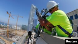  電信工人為AT&T在美國加利福尼亞州聖地亞哥市中心的5G無線網絡安裝了一個由愛立信製造的5G天線系統。(2019年4月23日) 