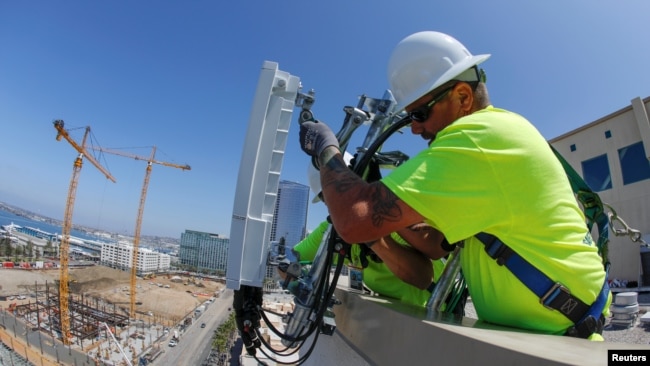 資料圖片：美國工人2019年4月在加州安裝愛立信的5G設備。