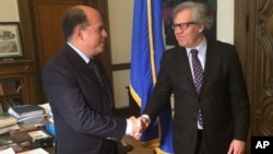 El presidente del Congreso venezolano, Julio Borges, se reunió con el secretario de la Organización de Estados Americanos (OEA), Luis Almagro, el jueves 6 de abril de 2017, en Washington, donde también le explicó la idea sobre los préstamos de los bancos del mundo a su país.