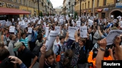 People protest in St. Petersburg, against a court verdict in Kirov sentencing Russian opposition leader Alexei Navalny to five years in jail, July 18, 2013.