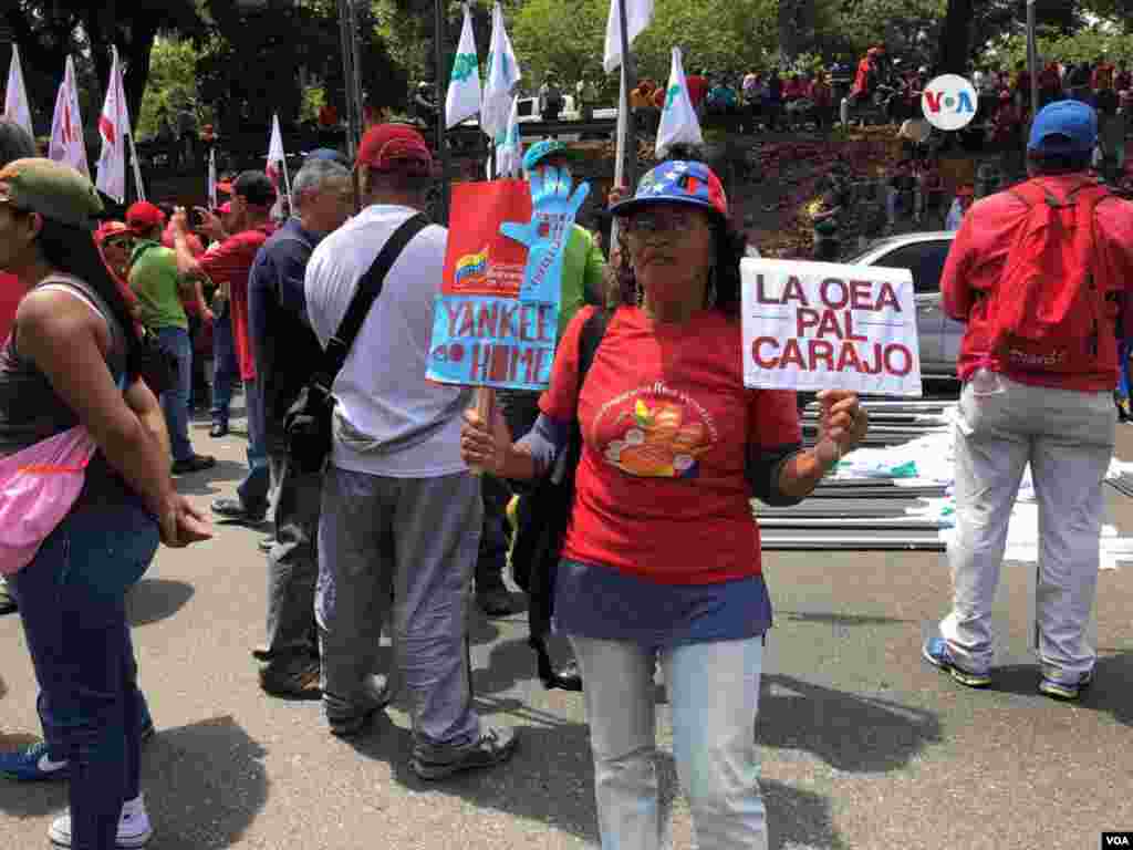 Partidarios del oficialismo celebraron marchas en distintas ciudades del país, siguiendo a un llamado del presidente en disputa para rechazar lo que Nicolás Maduro llama "el golpismo" y la "injerencia yankee".