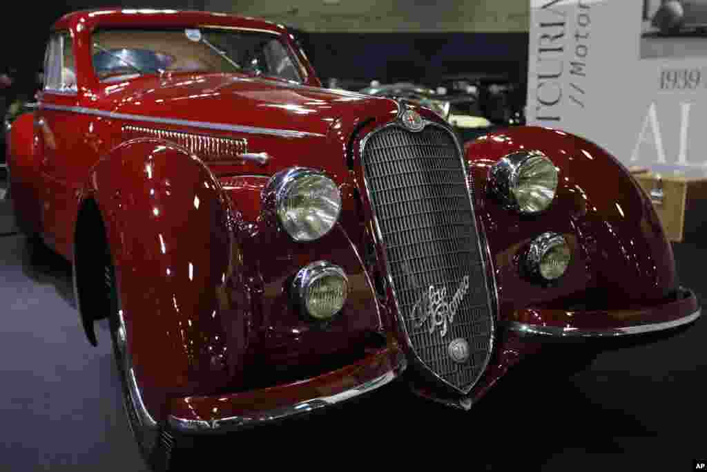 یک خودروی آلفا رومئو ۸سی در نمایشگاه ماشین های کلاسیک در پاریس.&nbsp;