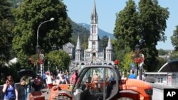 Les autorités bloquent au bulldozer l'une des entrées du site du sanctuaire de Lourdes, dans le sud-ouest de la France, le dimanche 14 août 2016. (AP Photo/Bob Edme)