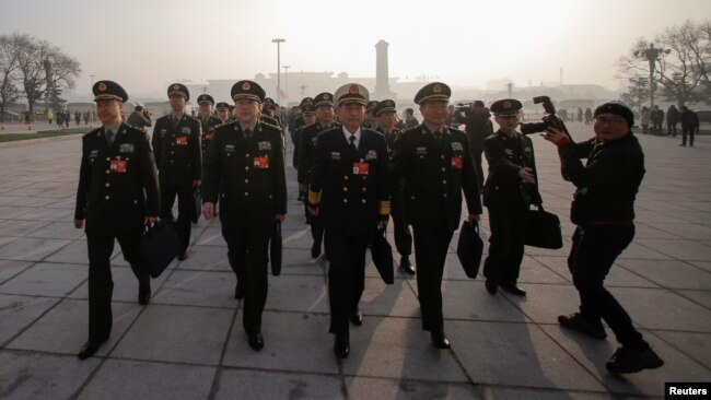 中国军队代表2019年3月5日抵达北京人大会堂参加全国人民代表大会。 中国军队代表2019年3月5日抵达北京人大会堂参加全国人民代表大会。