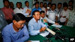 Wakil presiden Partai Penyelamatan Nasional Kamboja (CNRP) Kem Sokha (tengah) memberikan keterangan pers di kantor partai tersebut di Phnom Penh, Kamboja (12/8).