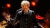 Bob Dylan acepta recibir el Nobel de Literatura