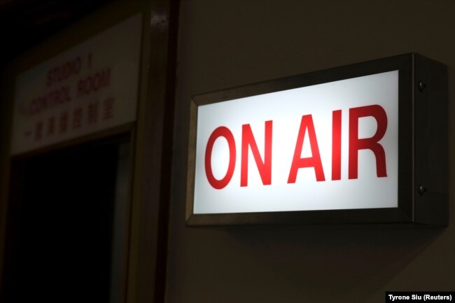 Tanda "On Air" terlihat di sebuahi studio penyiaran, sebagai ilustrasi. (Foto: REUTERS/Tyrone Siu)